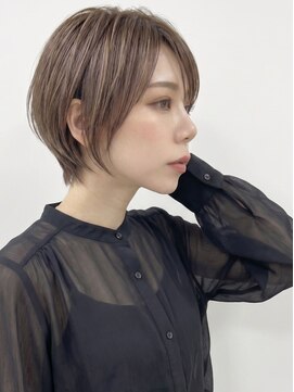 ブラット(Brat) 透け感カラーで魅せる上品大人丸みショート[Brat]