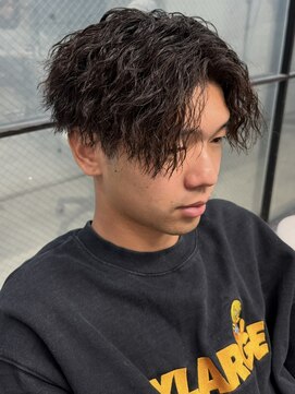 イーラ(era) ツイストスパイラルパーマ黒髪センターパート眉毛刈り上げ