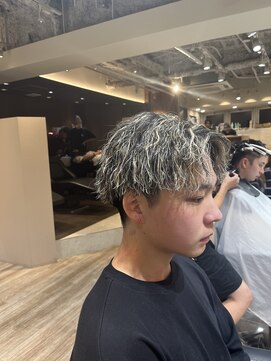 ルースト 渋谷店(ROOST) ［雰囲気抜群］金メッシュ×ツイストスパイラルパーマ