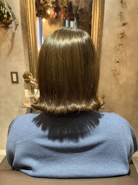 お花と犬と美容室 外はねボブ