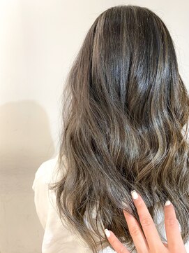 リバレッジ 白金(Leverage) 透明感抜群アッシュベージュハイライトカラー