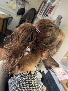 ルーツ(Roots) ふんわりポニーテルスタイル