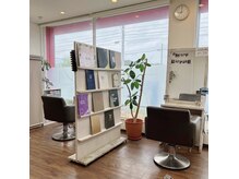 ヘアーメイクパーソナルの雰囲気（観葉植物が多くナチュラルな雰囲気。個室、個室シャンプー台あり）