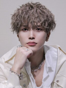 “髪の色が変わると、全身が整う。”**デザインカラーの価値を“髪の印象”だけで判断しないデザイン力。