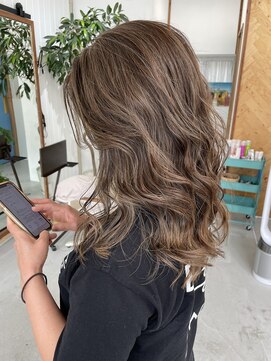 ピニャ(PiiNYA) 白髪ぼかしハイライト×アッシュベージュ