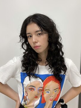 ヴィサージュクオン(VISAGE Quon) 黒髪ウェーブで魅せる!個性派×大人モードスタイル