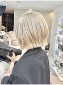 ホワイトベージュブロンドボブウルフレイヤーカット