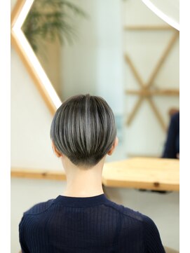 カミカガク 刈上げマッシュショート×カーキグレージュ脱白髪染めハイライト