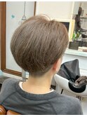 秋のマットカラーツーブロックショートスタイル