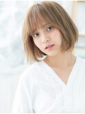 斜めバングくすみベージュ切りっぱなしボブh3越谷10代20代30代