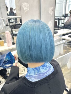 ライトブルーに切りっぱなしボブ