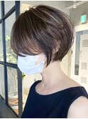 長めの大人かわいいショートボブ 前髪なし カーキグレージュ