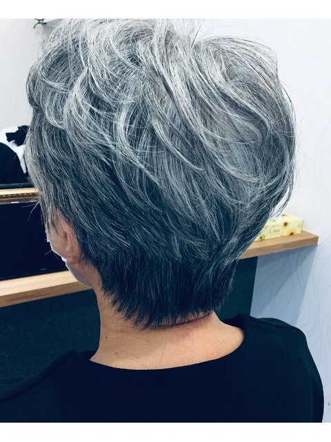 ショートヘアシルバーアッシュカラーペインター