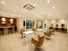 ビズヘアー プチ(bisou hair petit)の雰囲気（広々とした落ち着いた空間です☆）