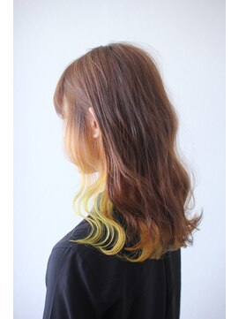 ナブラ(NABLA) 派手髪耳掛けイエローインナーカラー『倉敷美容室』