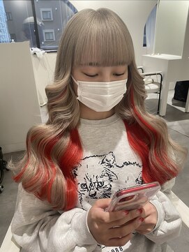 ハチ(HACHI) ビビットレッドのインナーエクステで推しカラー