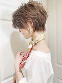耳かけ/ショートボブ/フォギーベージュ/毛先ウェーブパーマ