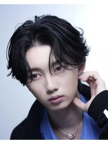 リップス 栄(LIPPS)&nbsp;センターパートウルフヘアフェザーパーマ毛流れニュアンスメンズ