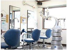 ヘアサロン エフ(HAIR SALON 1/F)の雰囲気（明るいセット面で、髪の悩みや理想のスタイルを相談）