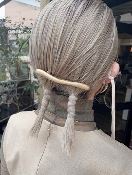 アオゾラヘアー フジサキグウ(AOZORA HAIR FUJISAKIGU) タイトツイン ホワイトカラー ミルクティーベージュ アレンジ