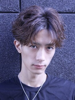 モットコウ 本町(Mot-Co)の写真/前髪の影の入り方、横顔のライン、襟足の締まり――どの角度を切り取っても**「この男はできる」**