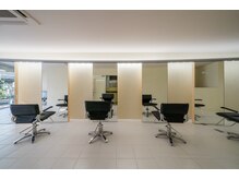 セット面の間隔を広く配置し、スタイリッシュかつモダンな店内。