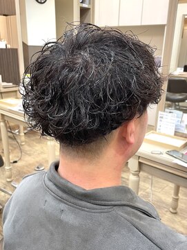 アルターリール(aL ter Rire) MEN’S HAIR/サーフカール/刈り上げセンターパート/中村