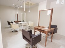 白を基調とした清潔感ある落ち着いた空間で、なりたいを形に