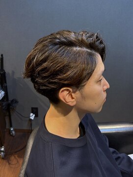 ビーダンディー(Bee dandy) ビジネスミディアムショート ナチュラルパーマ かきあげバング