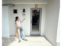 シー ヘア アンド インク(CEE.hair and ink)の雰囲気（white×grayを基調とした外観です）