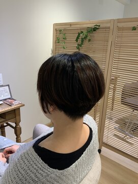 ユーネリー(U-NERY) 前下がりのショートスタイル