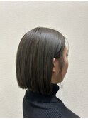 艶髪ハイライトオリーブグレーストレート切りっぱなしボブ