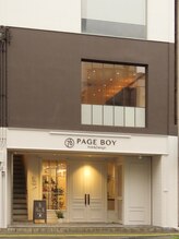 【ページボーイの入口】こちらのドアをお開け下さい。