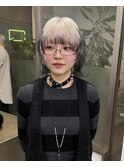 ウルフカットハイトーンホワイトブロンドとブラックエンドカラー