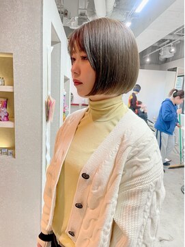 イキ(ikiii) ショートボブ　グレージュ