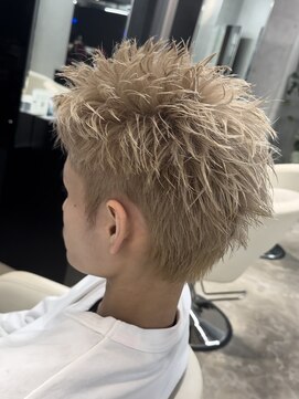 エデアンルクラ 下通(EDEAN Leclat) 熊本スパイキーショート ハイトーン ブロンドヘア メンズカット