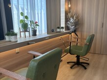 アンド(and.)の雰囲気（木の温もりと落ち着いた明るい店内◎マンツーマン施術☆）