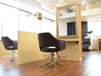 色彩堂 琴似店の写真/≪JR琴似駅徒歩2分/地下鉄琴似駅徒歩4分≫落ち着く雰囲気の店内で緊張せずにリラックスしてお過ごし下さい