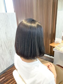 アトリエアルシュ(atelier ARCHE) 丸いシルエットのえり足ギリボブ,酸性トリートメントで髪質改善