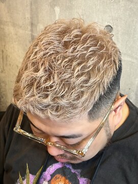 ブレイズマン(BLAZEMAN) ブロンドパーマ×フェード