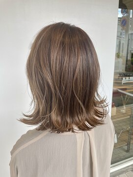 アンブリック(AN_BLICK) 外ハネとカールで綺麗めスタイル