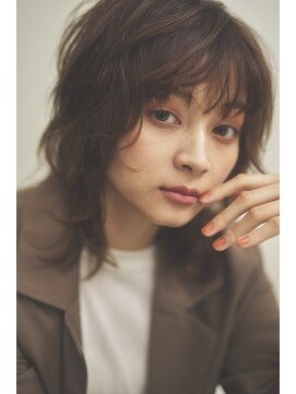 スロー(SLOW) ミディアムウルフレイヤースタイル。