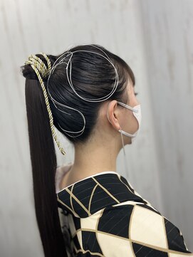 エン(EN) 個性が光る　ロングポニー＆黒袴　ヘアアップ