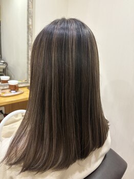 アトラクティヴの写真/いつでも髪を美しくする大人女性に人気のグレイカラー♪髪に優しいオーガニック薬剤で、ダメージレスに。