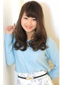 落ち着いたカラーでも柔らかく見えるパーマスタイル