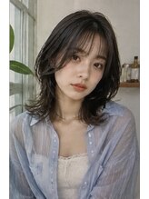 揺れる毛先が魅力、柔らかミディアム