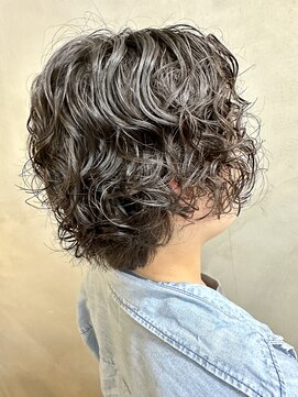 ベジータ(VEGETA) 春にぴったり女性の強めパーマスタイル