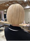 ミニボブ×ホワイトブロンド