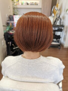 ドゥージングヘアースクラッチ(Dozing Hair Scratch) ふんわり明るい大人の前下がりボブ