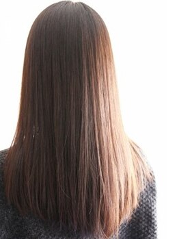 持続する艶感。補った栄養分が流出しにくく、持続性に優れたトリートメントで手触りから変わる。